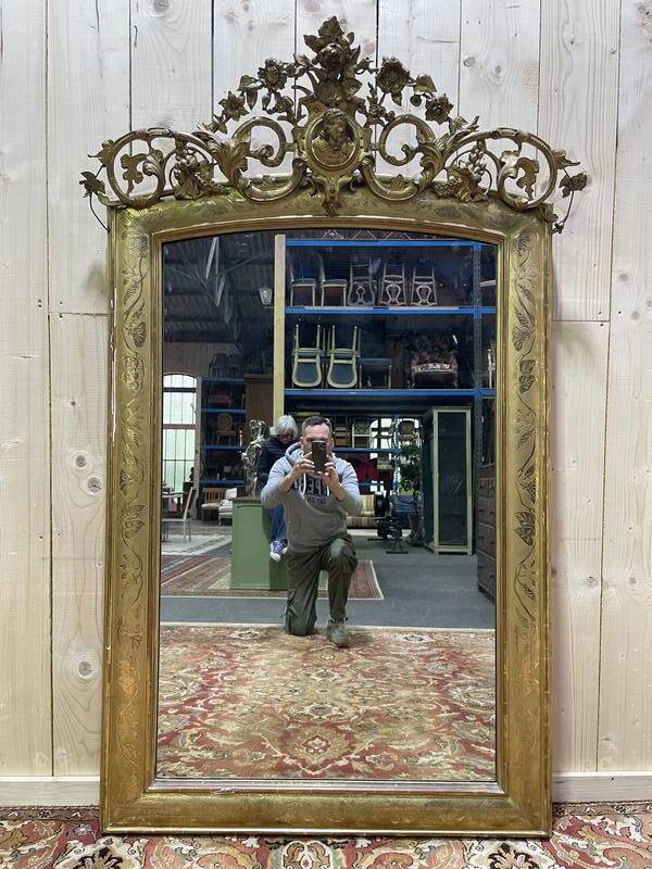 Miroir époque Napoléon III à fronton  à la feuille d'or