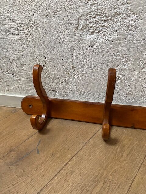Curved wooden wall rack 4 hangers