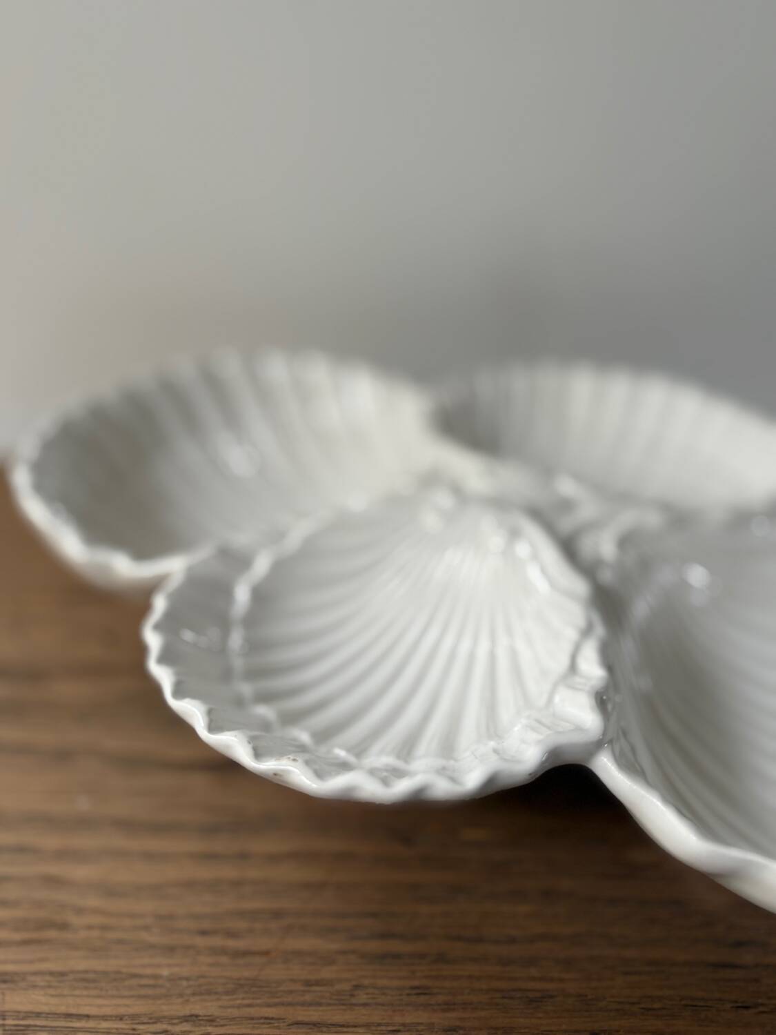 Ceramic shell-shaped serving dish