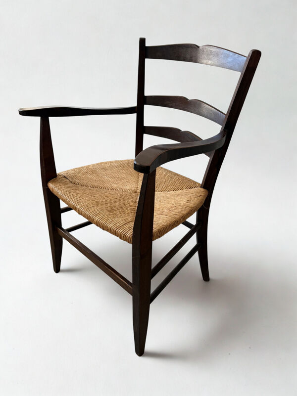 Fauteuil vintage en bois massif et assise paillée – Style campagne chic