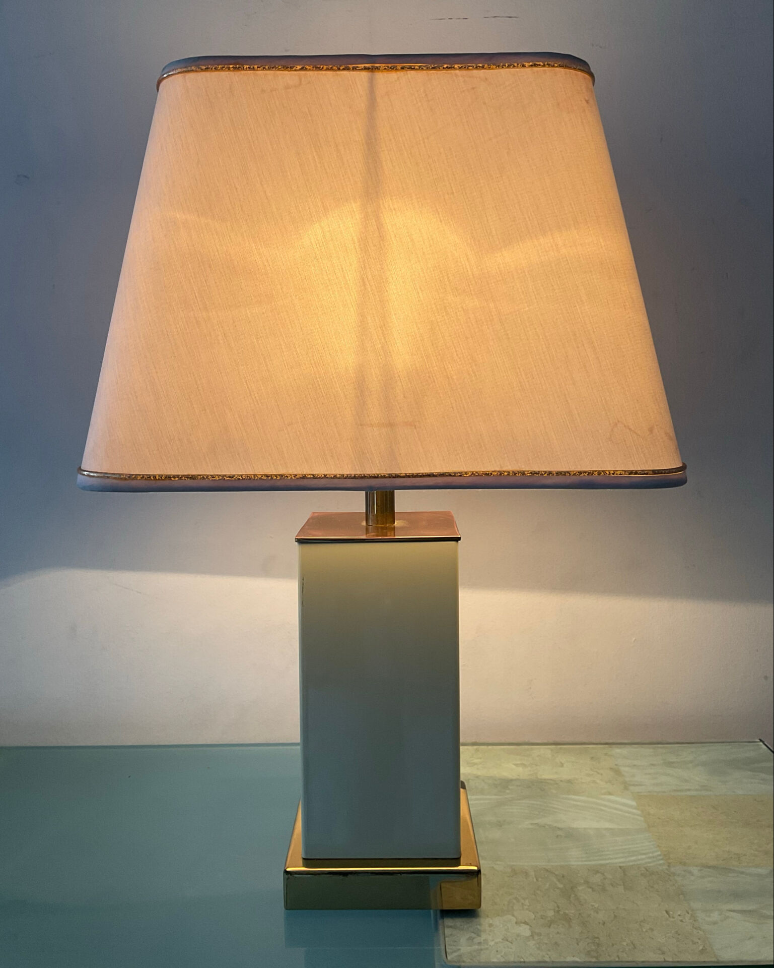 Hollywood Regency lamp in metal and brass from the 70s.