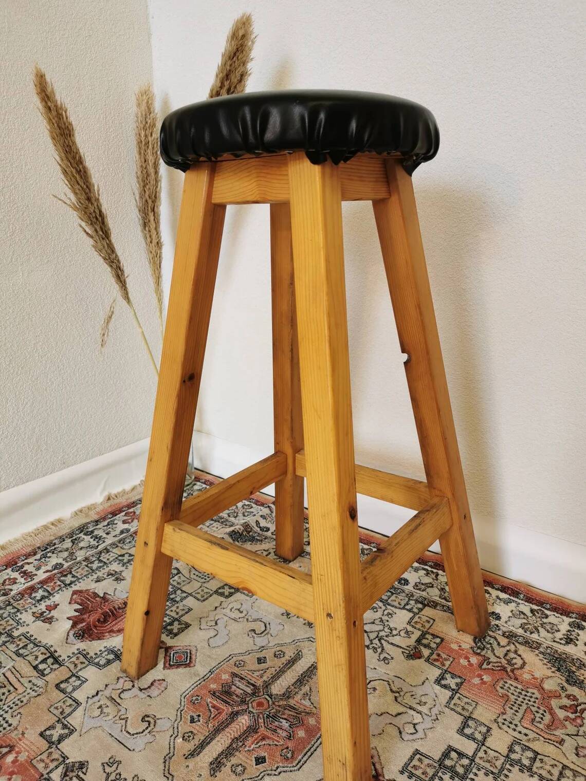 Tabouret de bar vintage en bois : assise en cuir noir, style bistrot des années 50