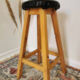 Tabouret de bar vintage en bois : assise en cuir noir, style bistrot des années 50