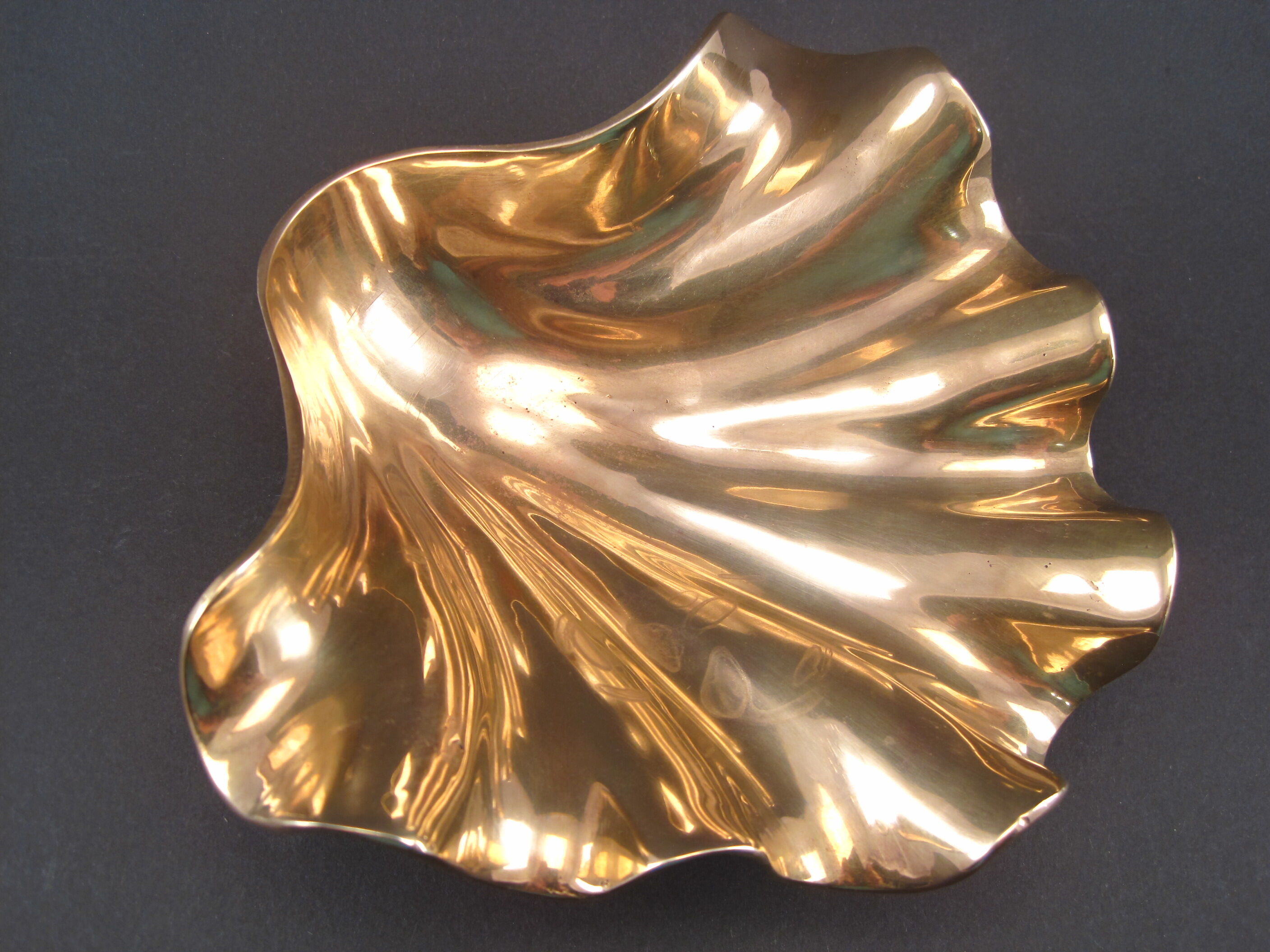 Empty pocket vintage ring cup in solid brass shell tripod 1970