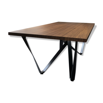 Table de salle à manger en noyer, pieds metal