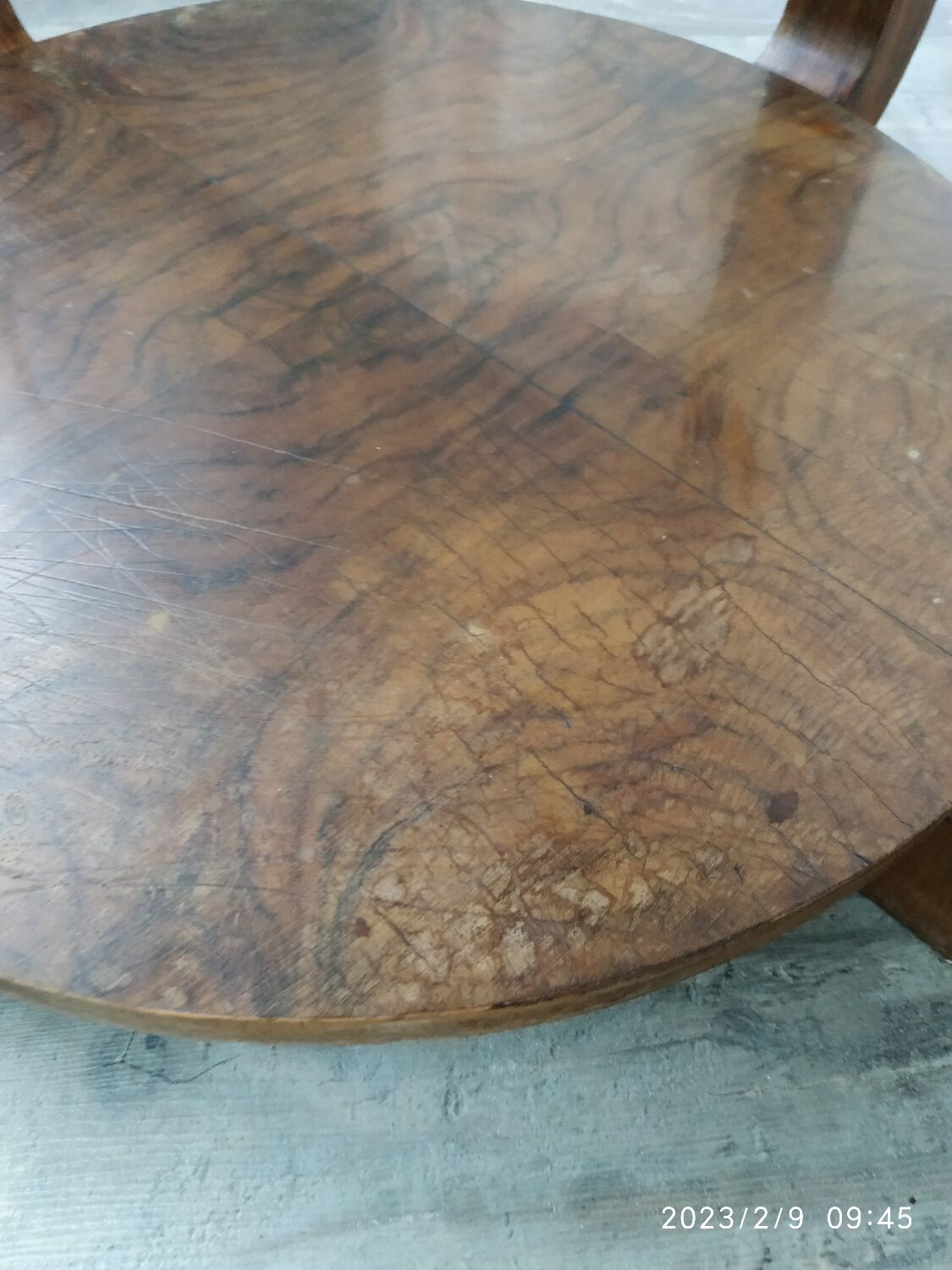 Pedestal table