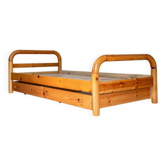 Solid pine bed from the 80s in the style of Rainer Daumiller