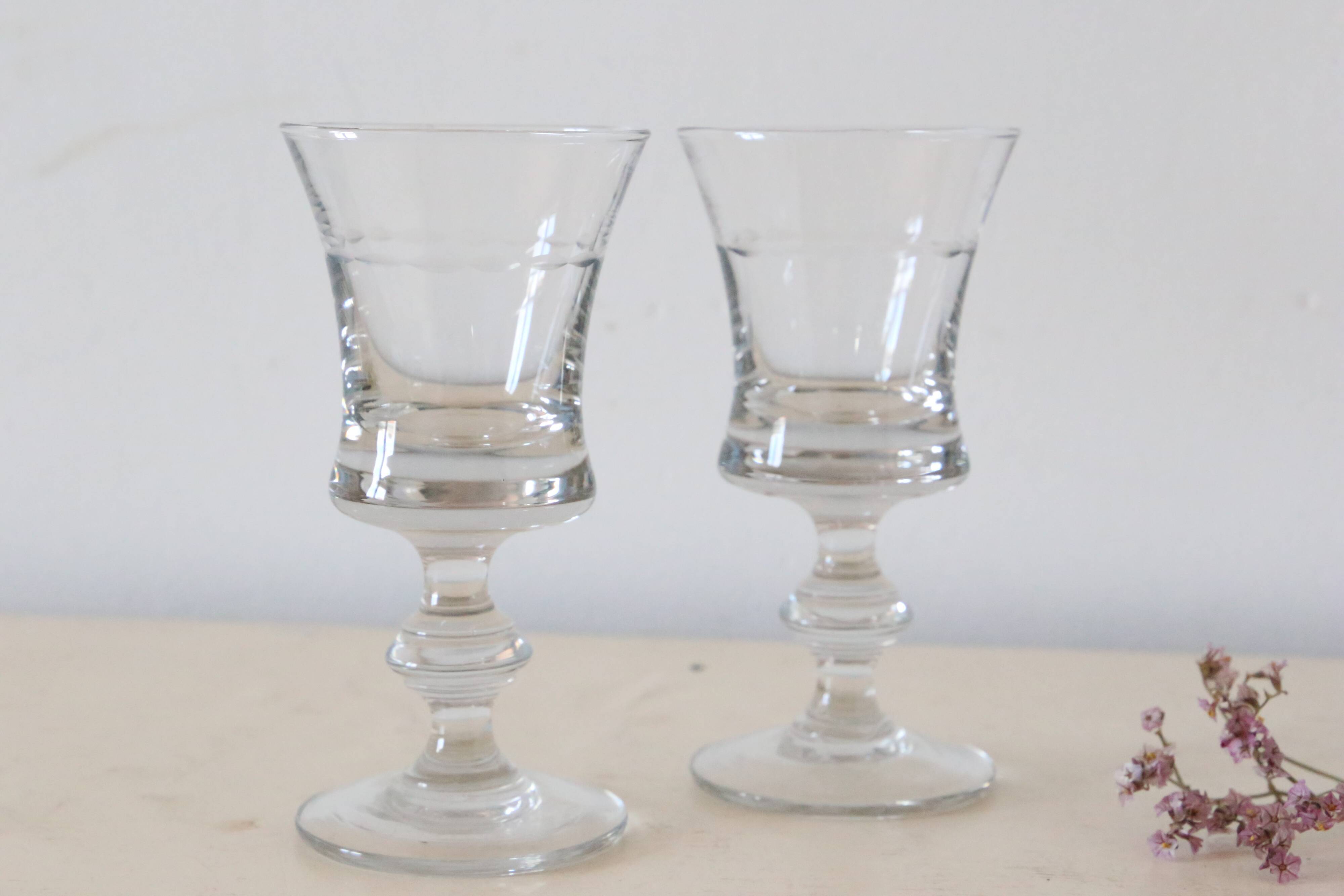 Set de 2 verres à pied, cristal ciselé, art déco