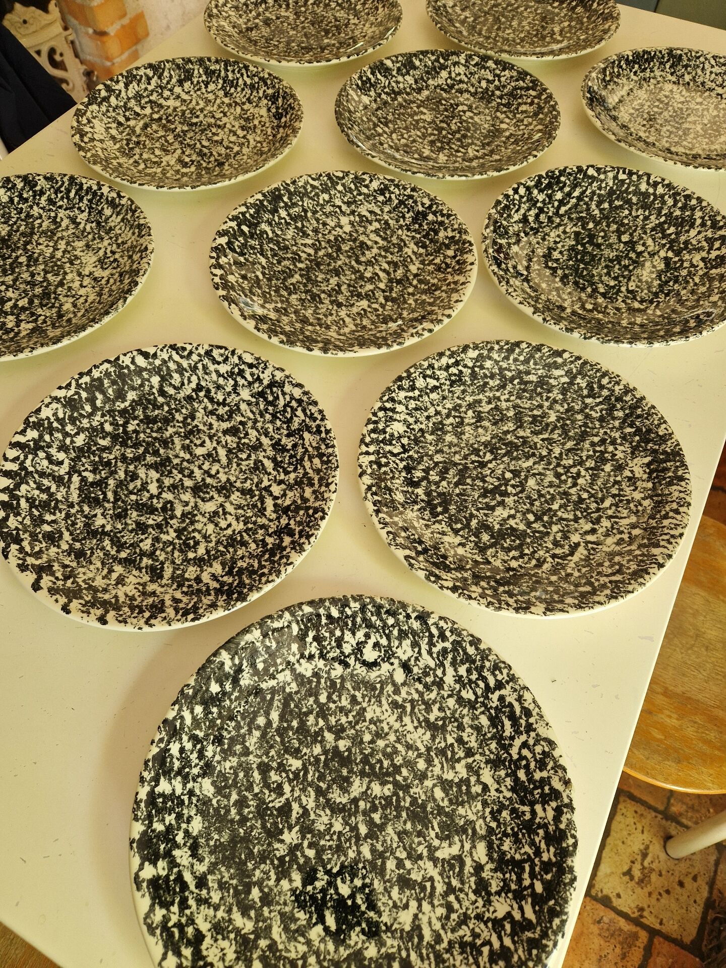 12 assiettes plates moucheté noir manufacture Chantilly France