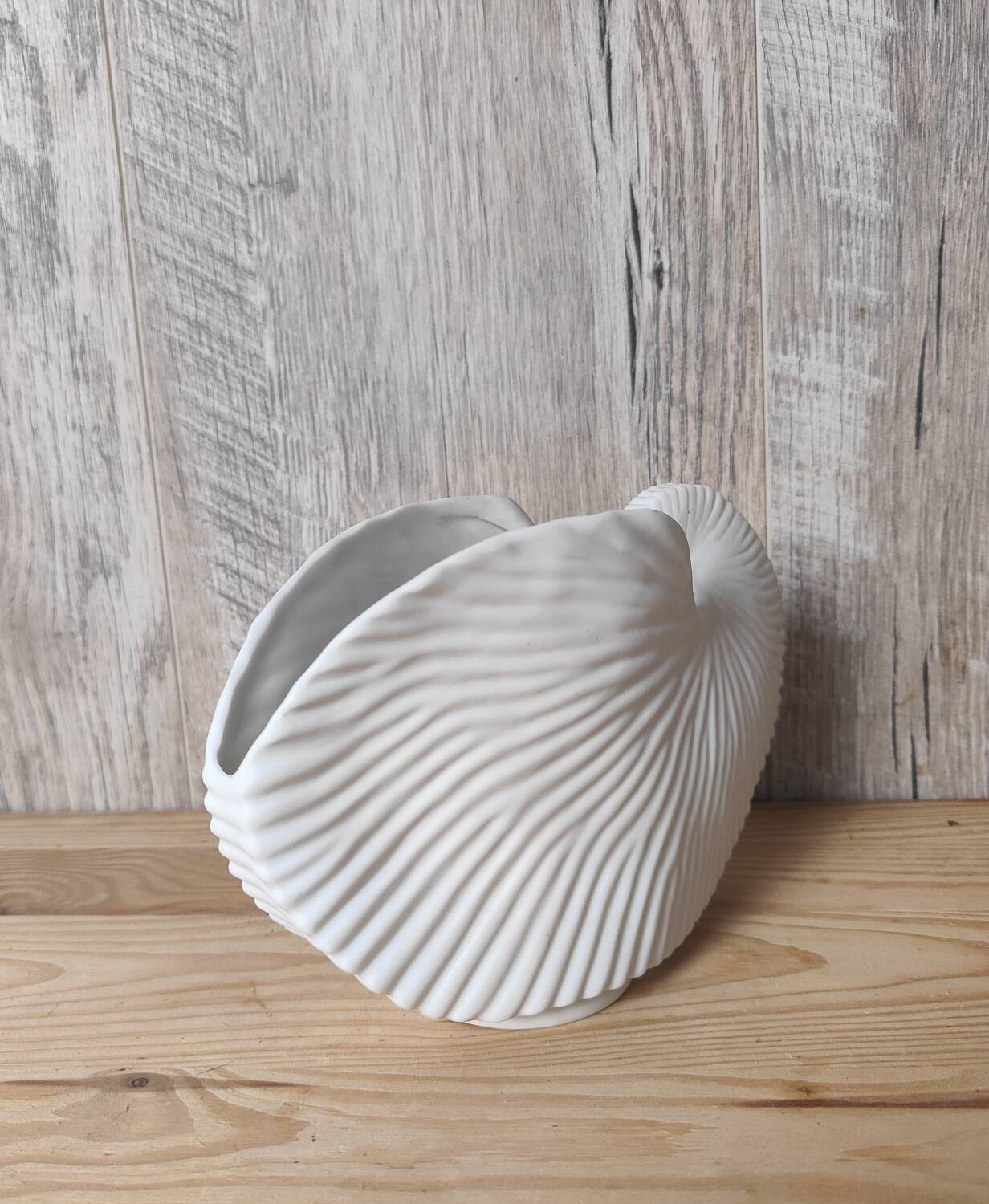 Shell tea light holder