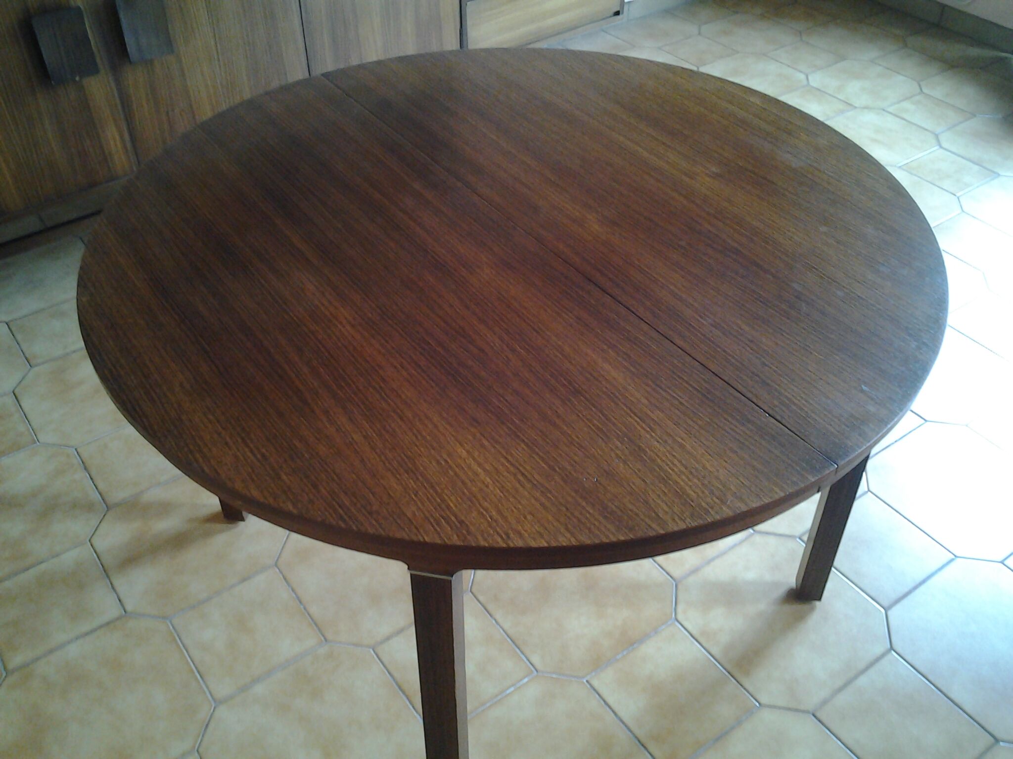 Round Scandinavian table in rosewood Roche Bobois 60s