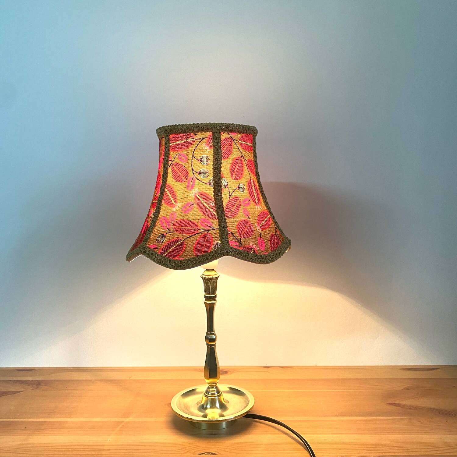 Upcycled vintage lamp - pink lifestyle