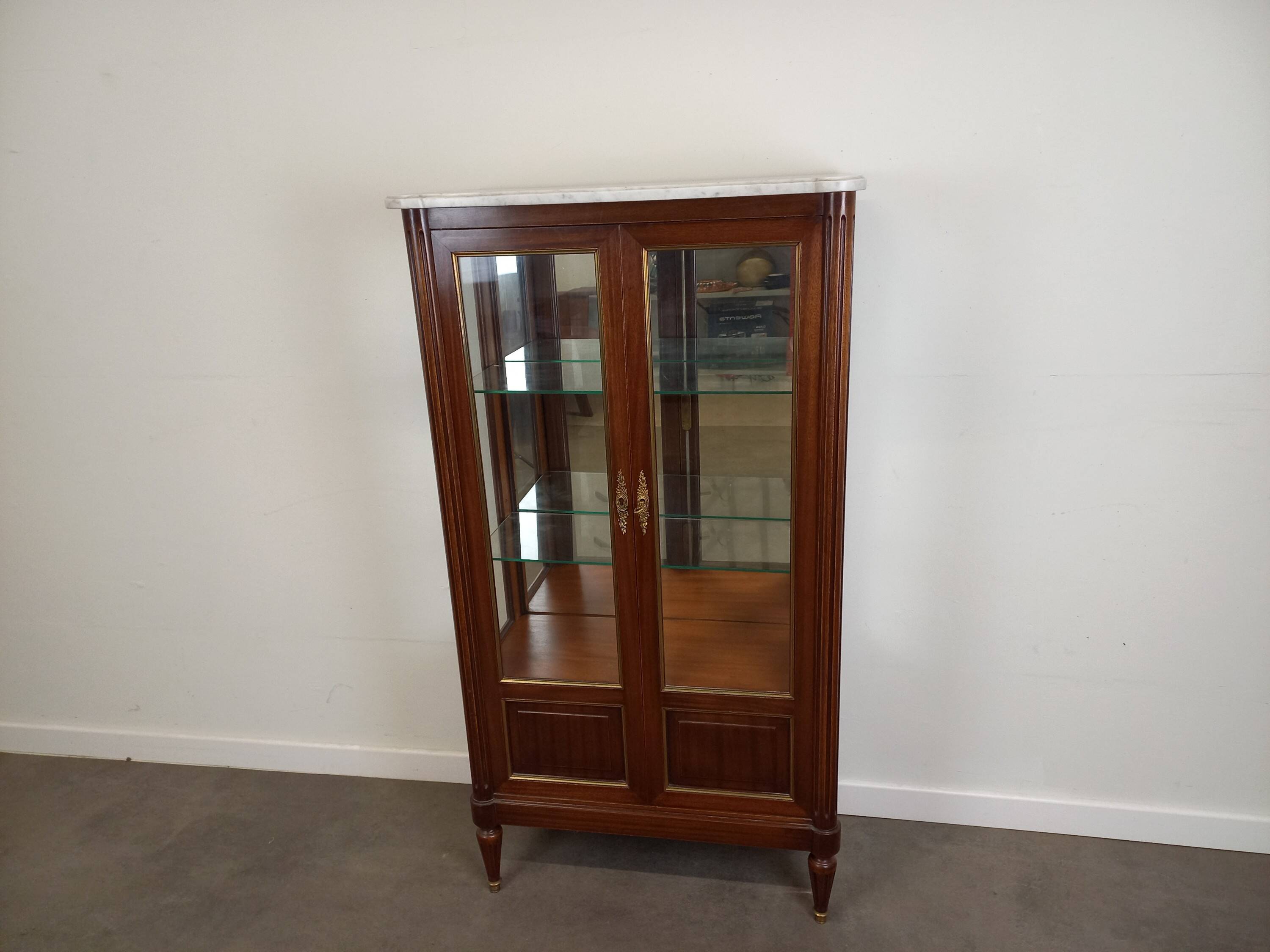 Vitrine de style Louis XVI