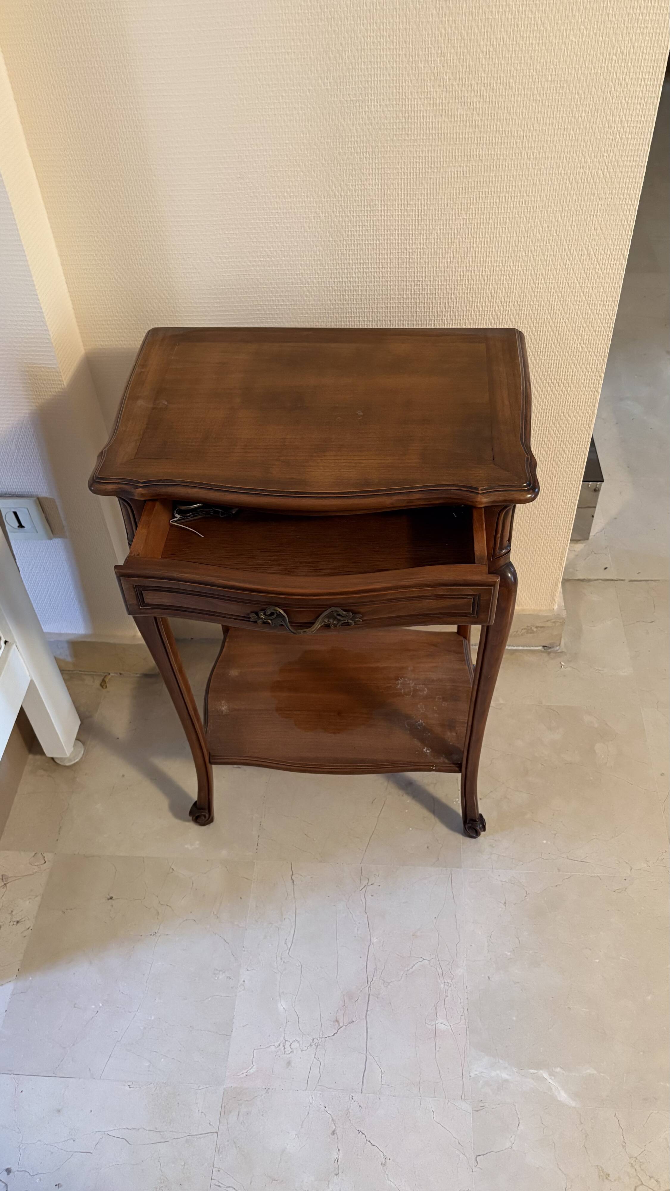 Petite table d'appoint en bois