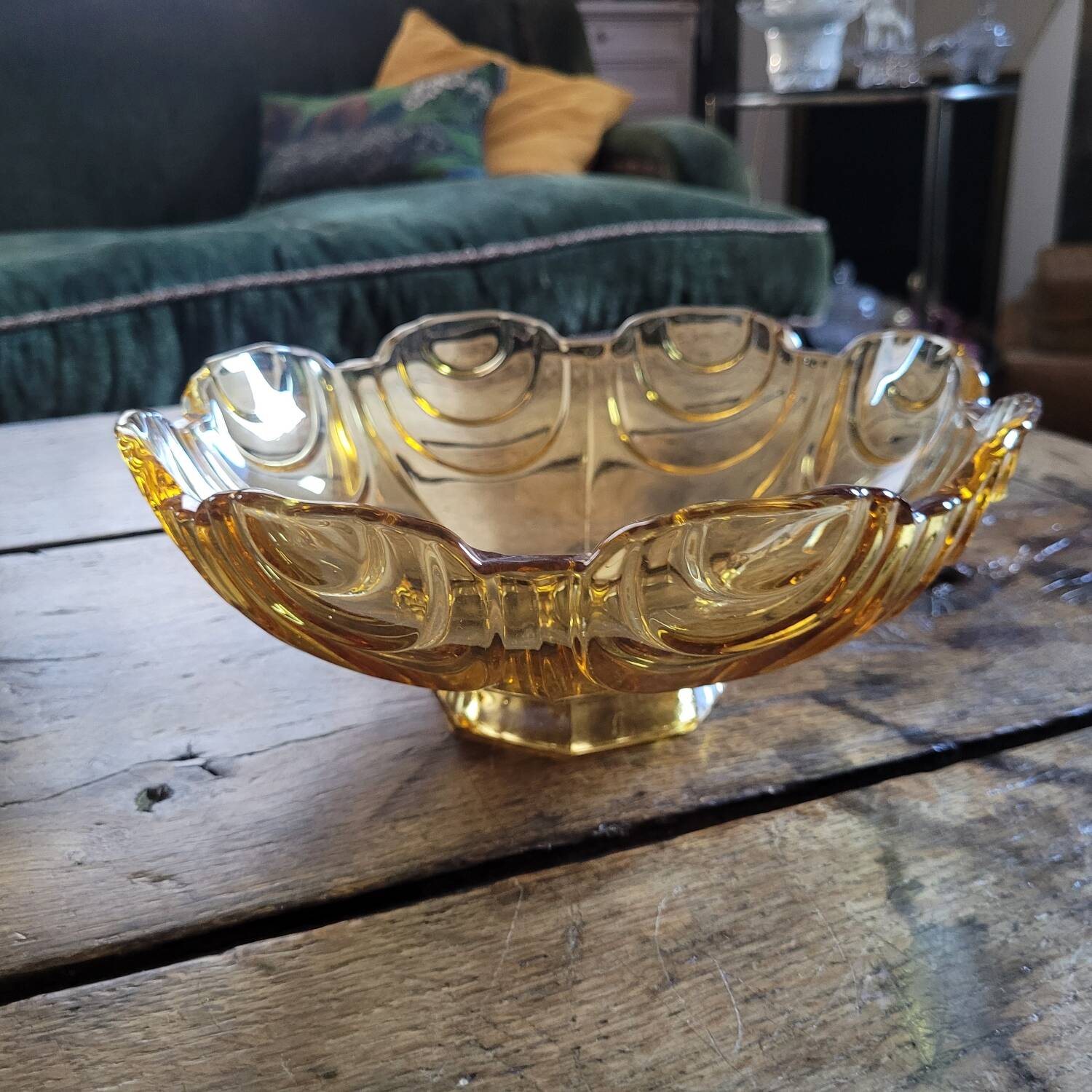 Coupe sur pied en verre ambre doré – design géométrique vintage