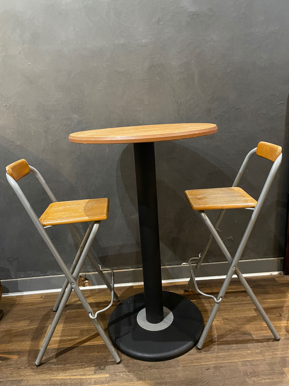 Lot table bistrot haute ikea et ses 2 tabourets Selency