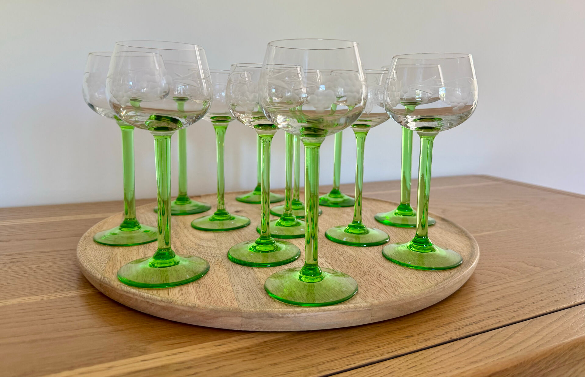 Vente de 13 verres  à vin alsaciens ciselés de grappes et feuilles