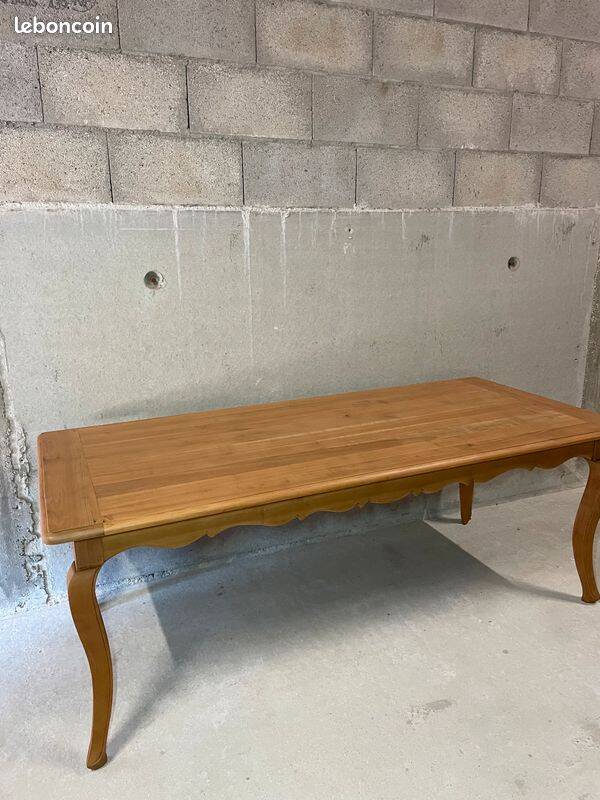 Wooden dining table with curved legs – authentic charm