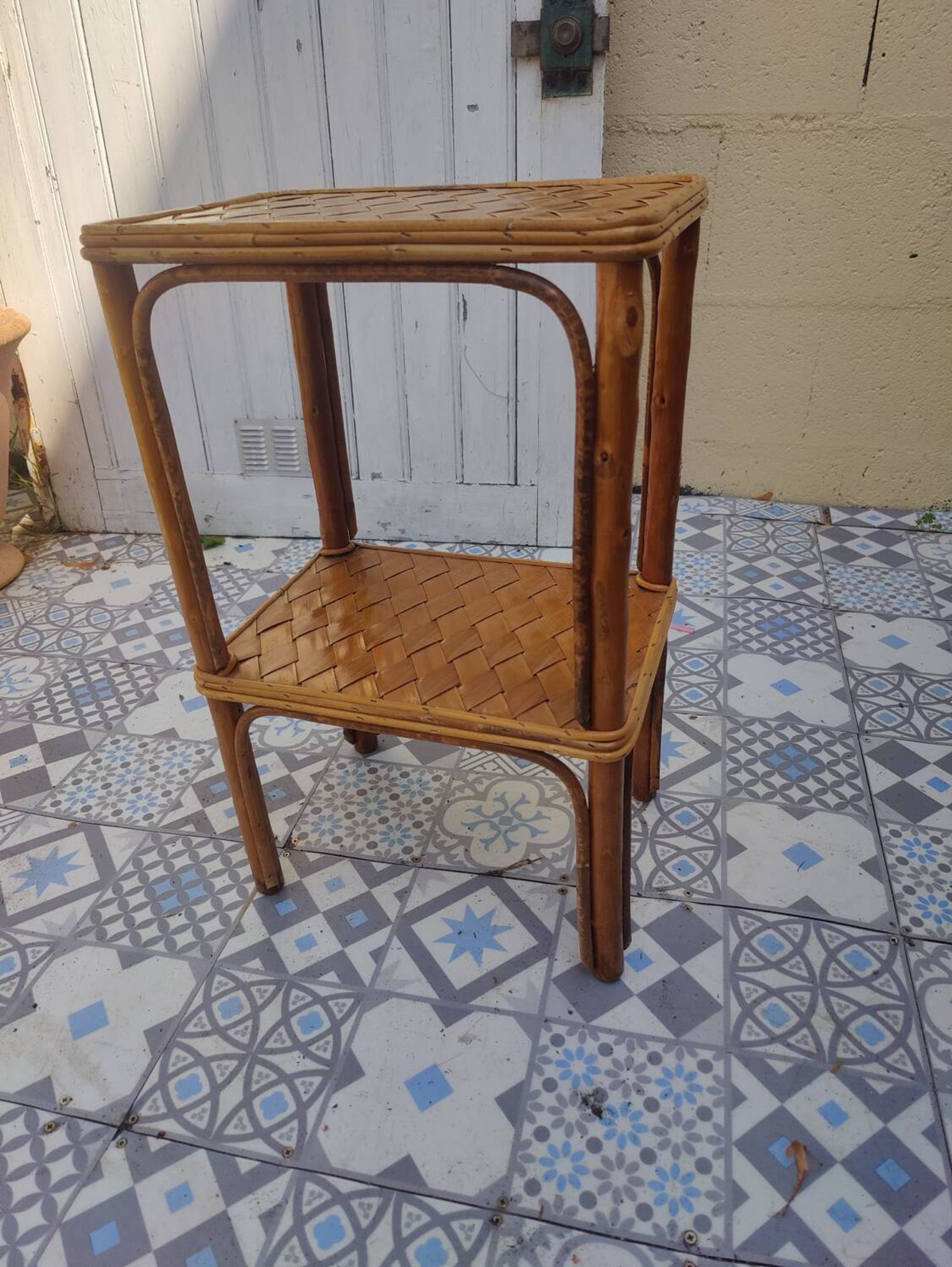 Desserte vintage en rotin tressé
