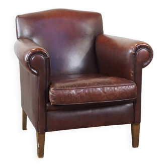 Fauteuil en peau de mouton aux finitions soignées