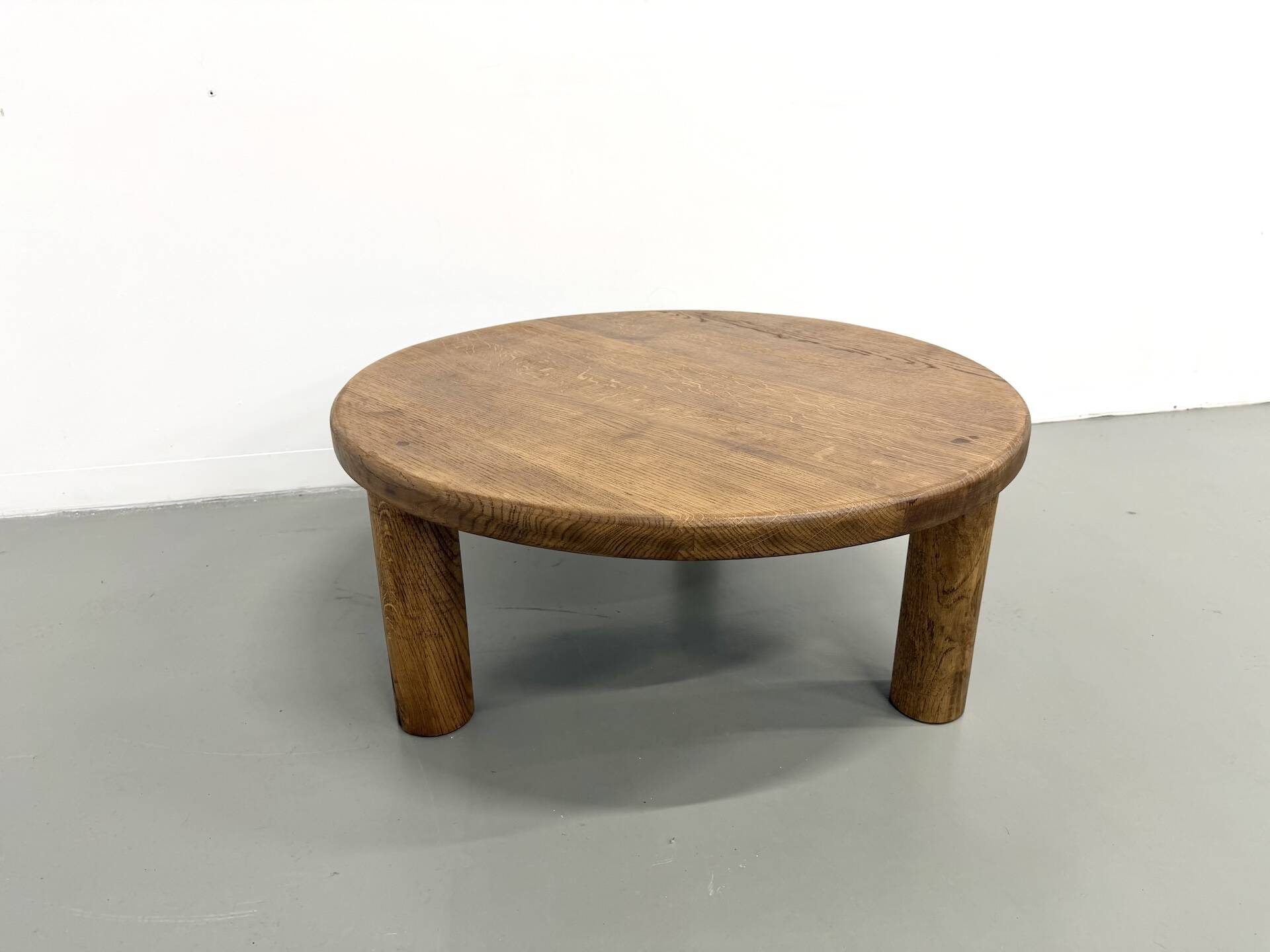 Modernist tripod coffee table in solid oak, DLG Perriand, Chapo, years.