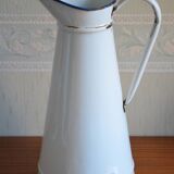 White enamelled broc with red liseret