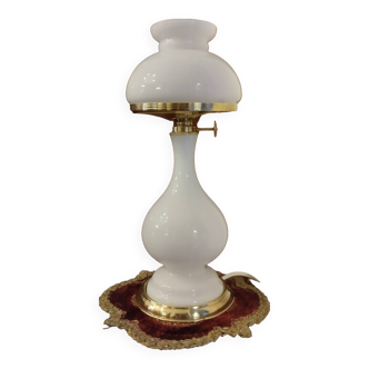 Lamp in white opaline.