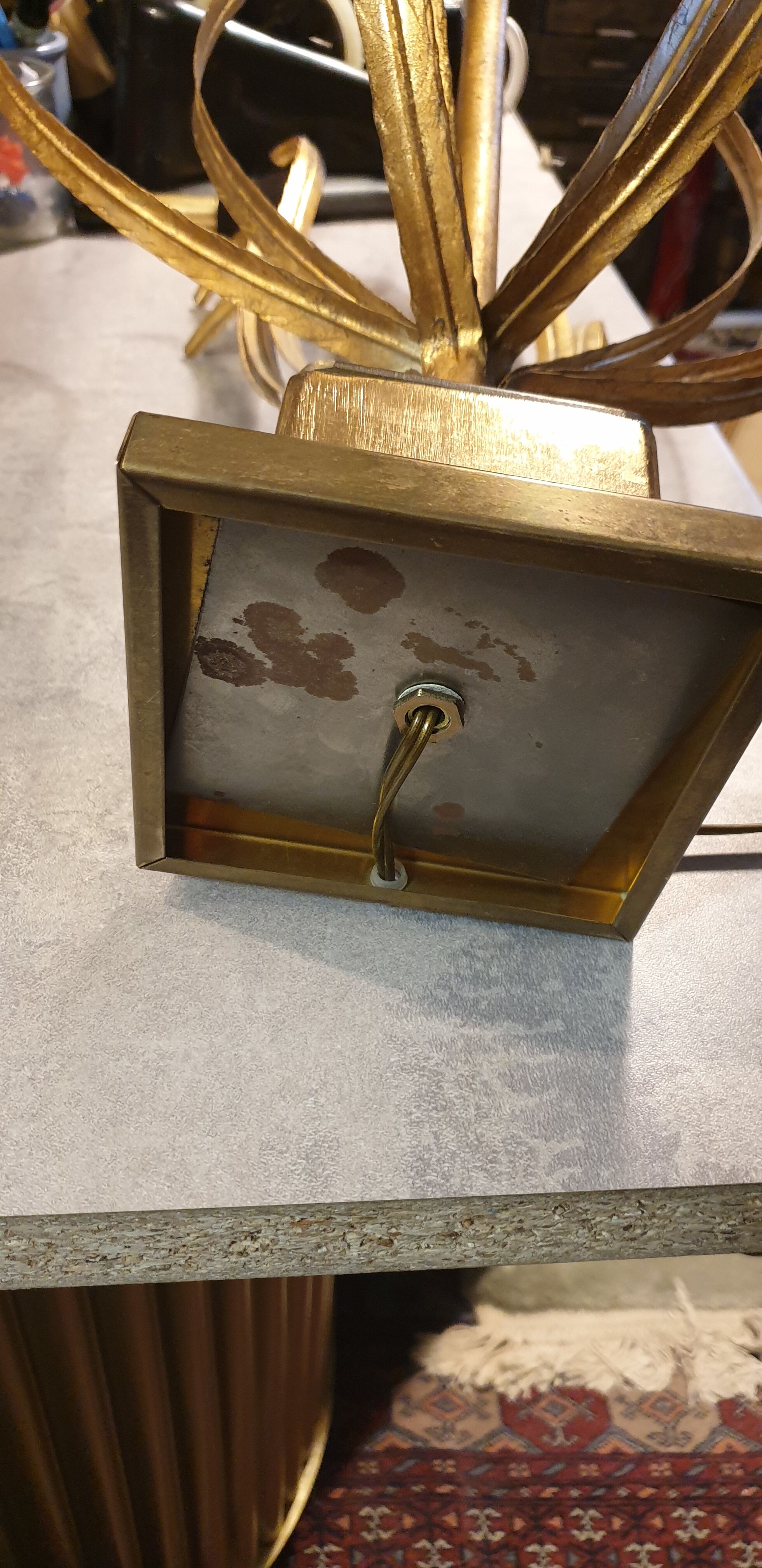 Vintage leafy décor lamp