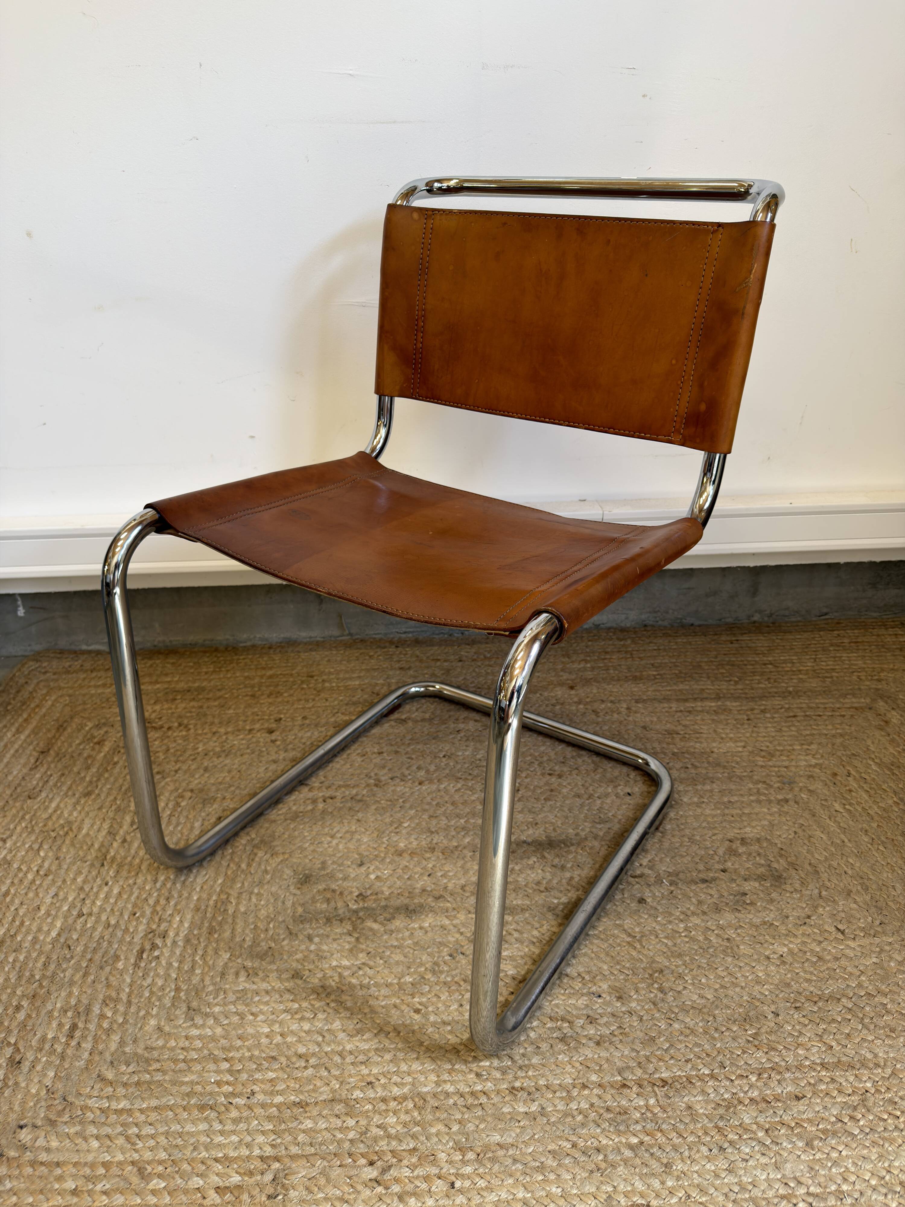 Chaise cantilever en cuir fauve par Steel Line, années 1980