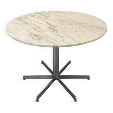 Vintage round dining table in white marble and chrome metal from the 1970s.