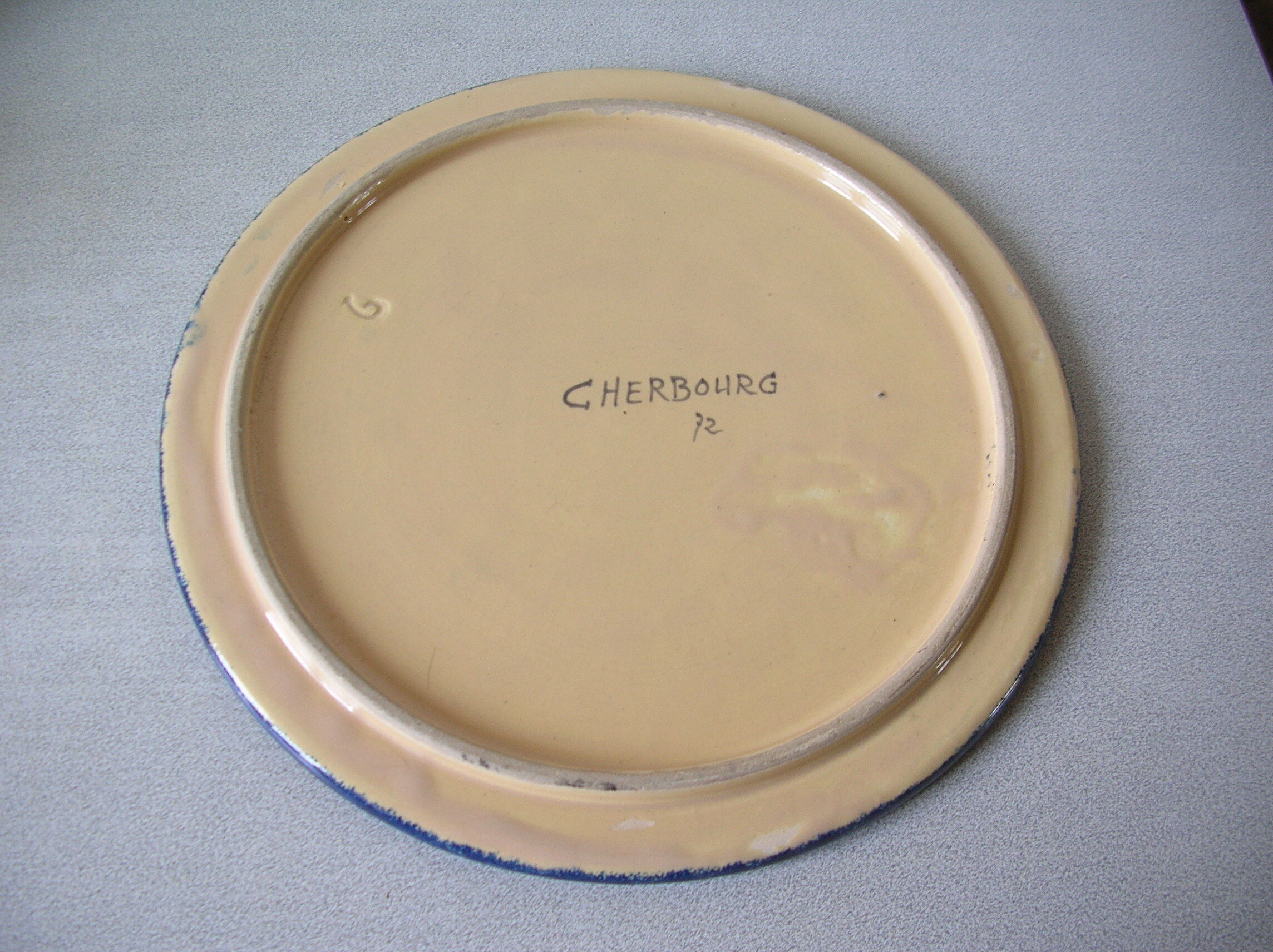 Plat rond en céramique décor paysanne Normande signé Cherbourg déco campagne