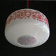 Suspension française en opaline blanche avec motif imprimé rouge - livrée avec douille en laiton