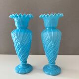 Ensemble de 2 vases victoriens en verre opale bleu