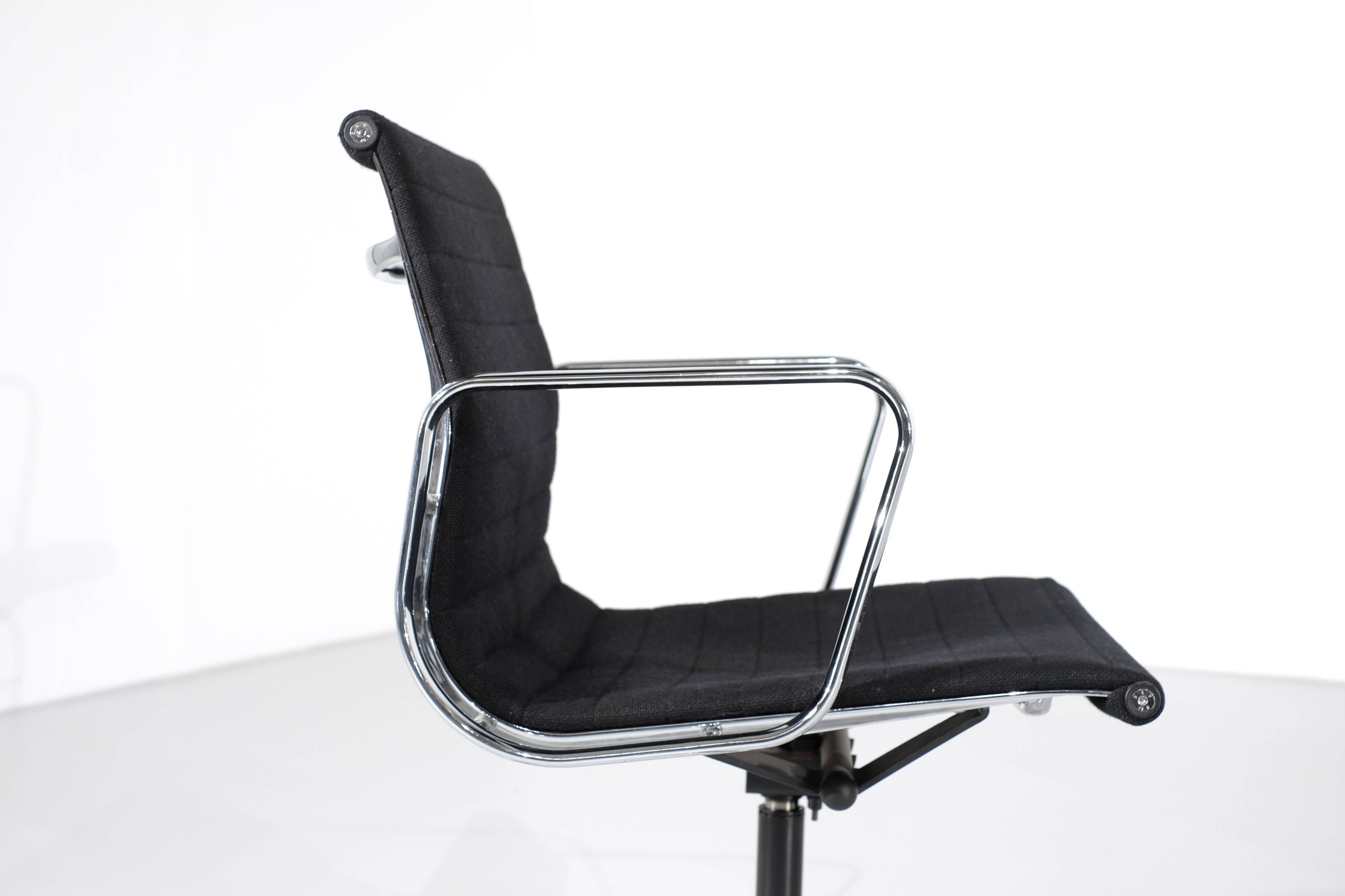 Ensemble de fauteuils " EA 117 " Charles Ray Eames pour ICF USA 1969.
