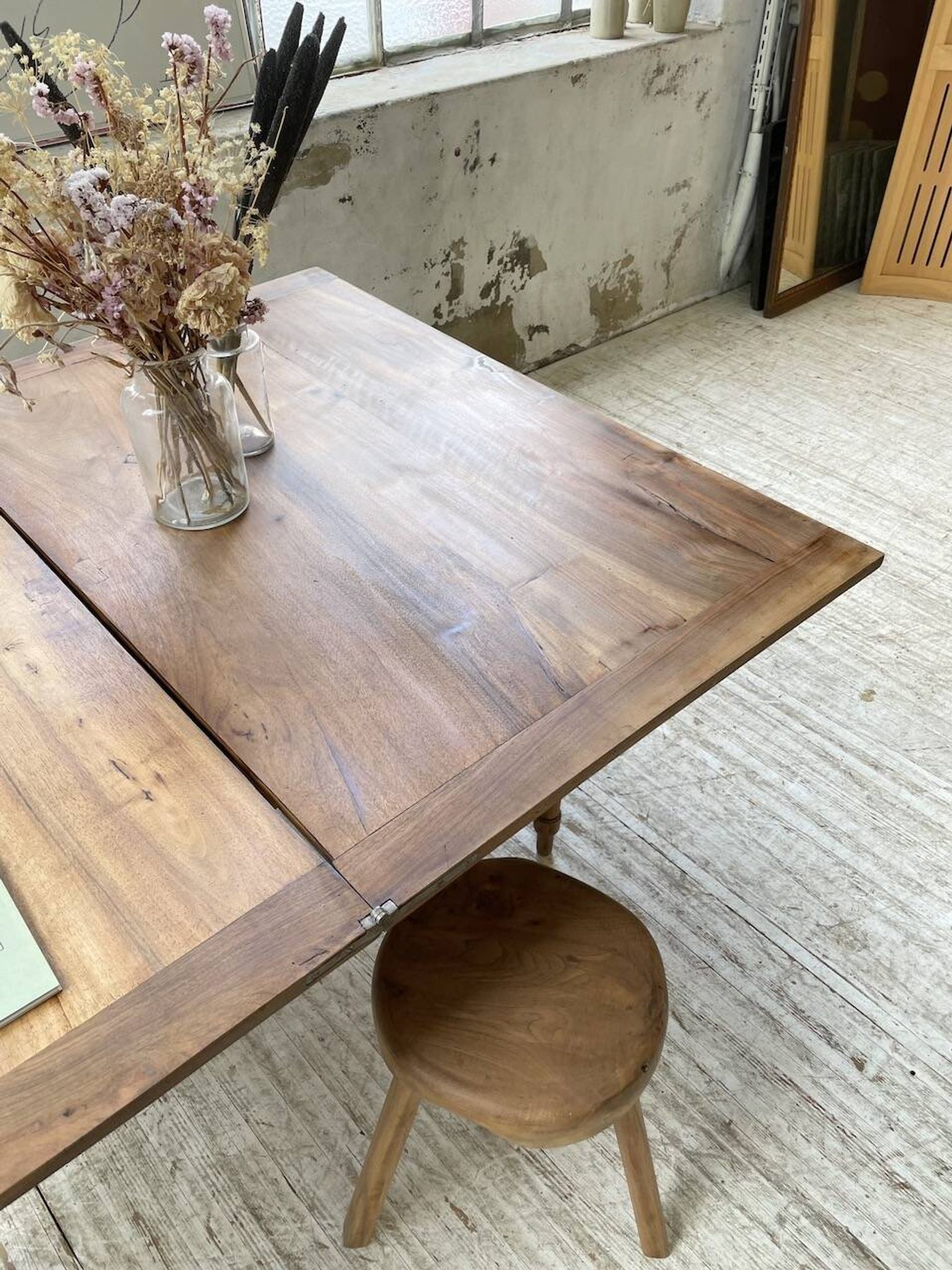 Table de ferme noyer plateau pivotable à allonges