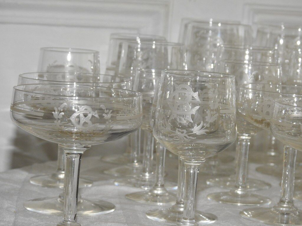 Un lot de 36 verres en cristal Saint Lambert