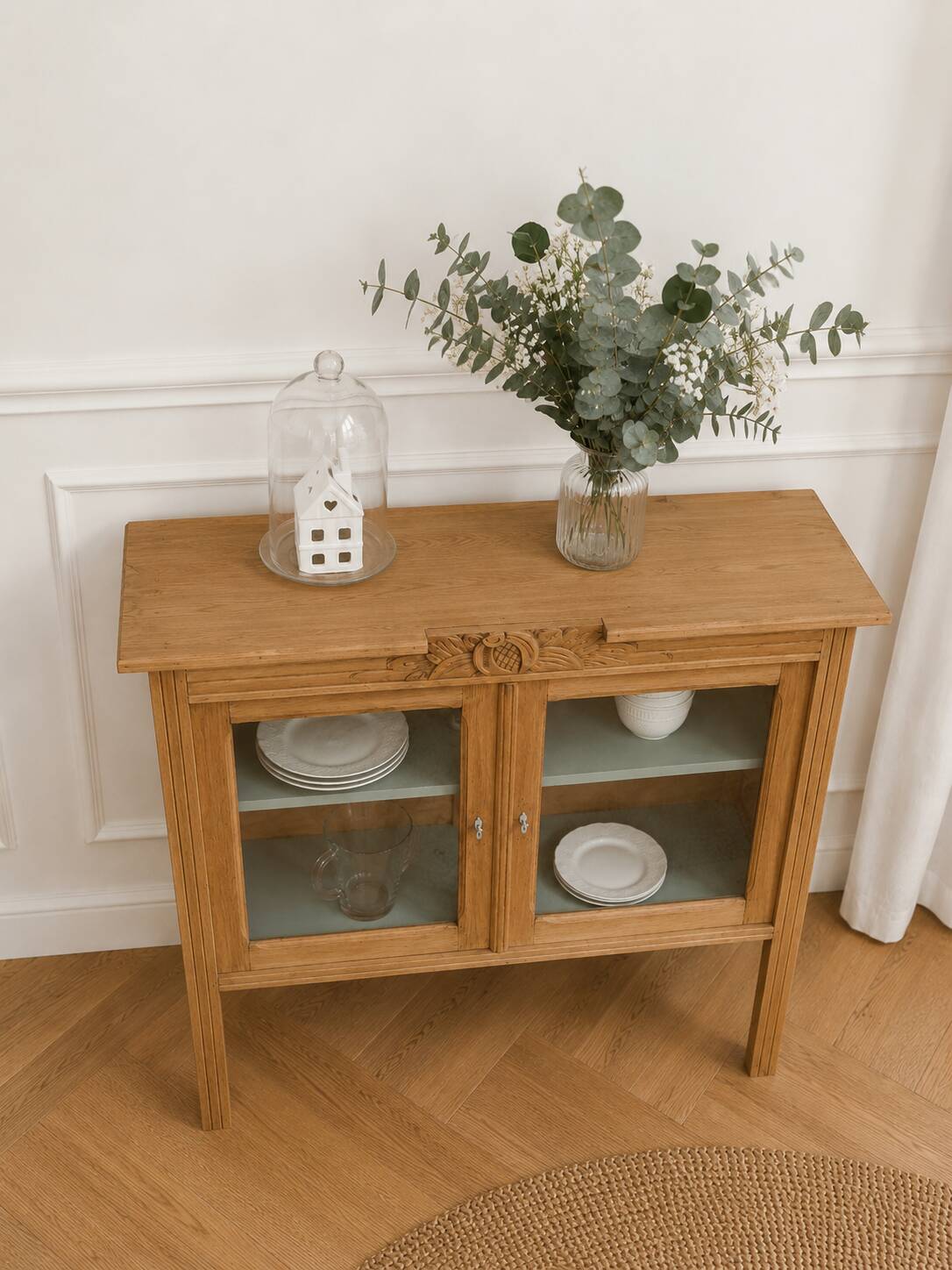 Art Deco sideboard in wood, with 2 glass doors.