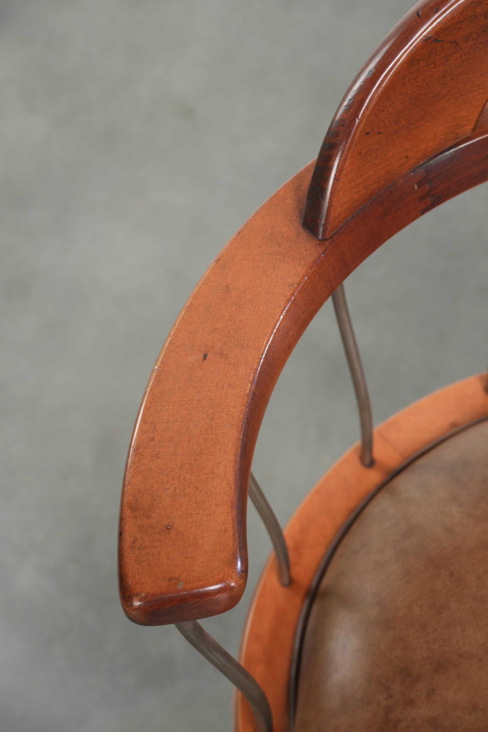 Ensemble de 3 chaises de bureau / de côté pivotantes avec un siège en cuir de vache couleur cognac.