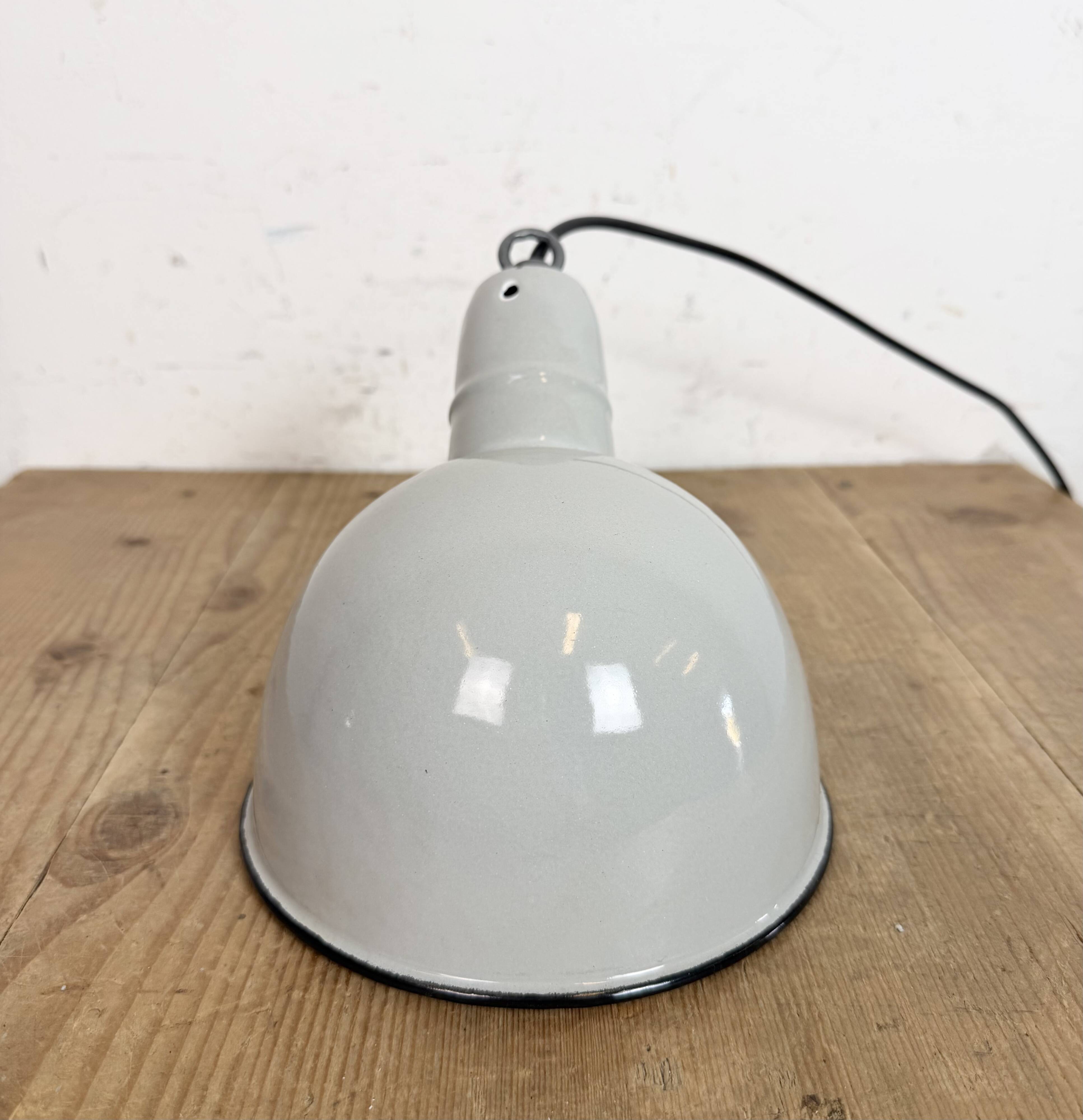 Suspension industrielle en émail gris, années 1960
