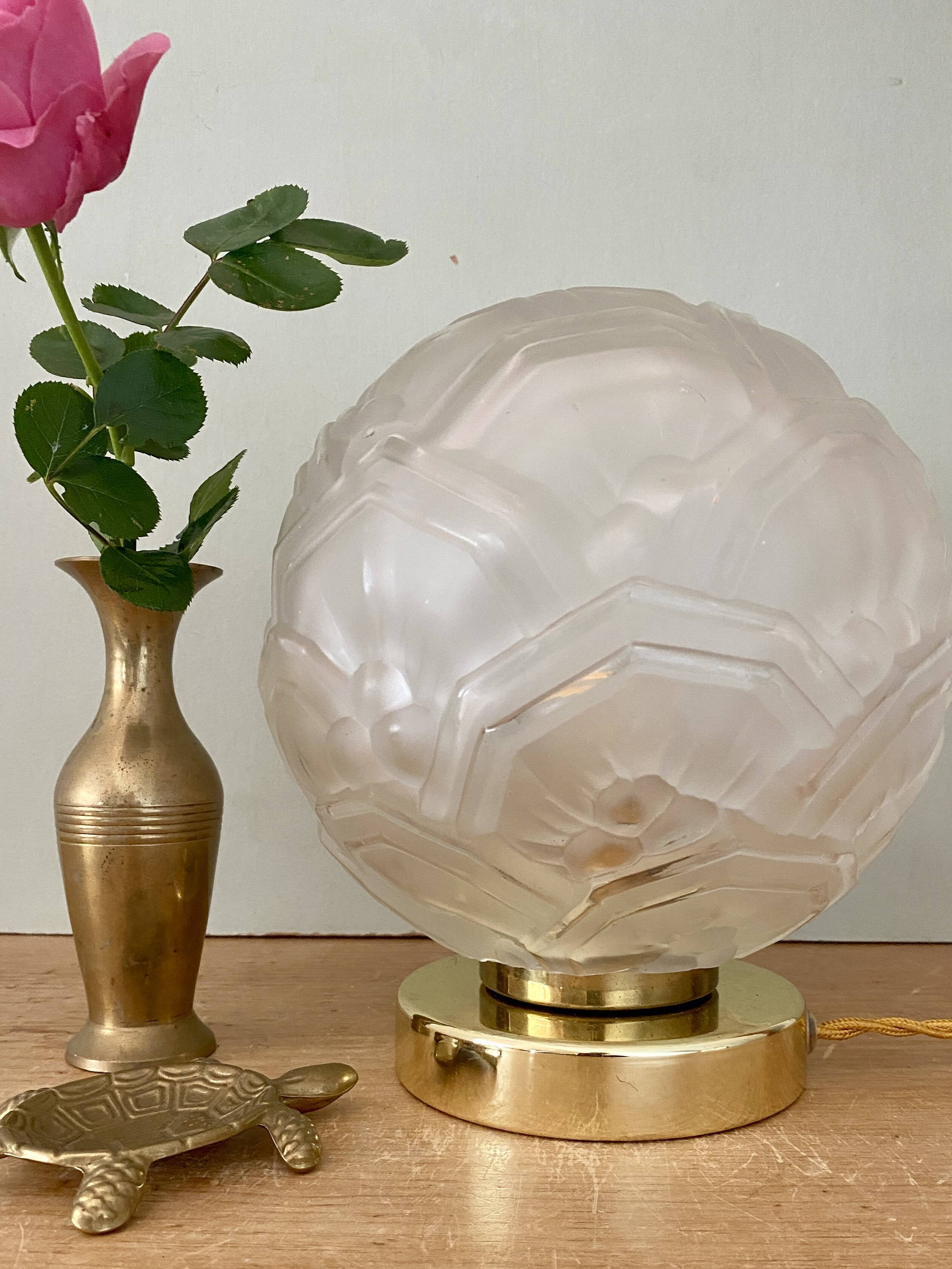 Vintage art deco globe table lamp in frosted glass