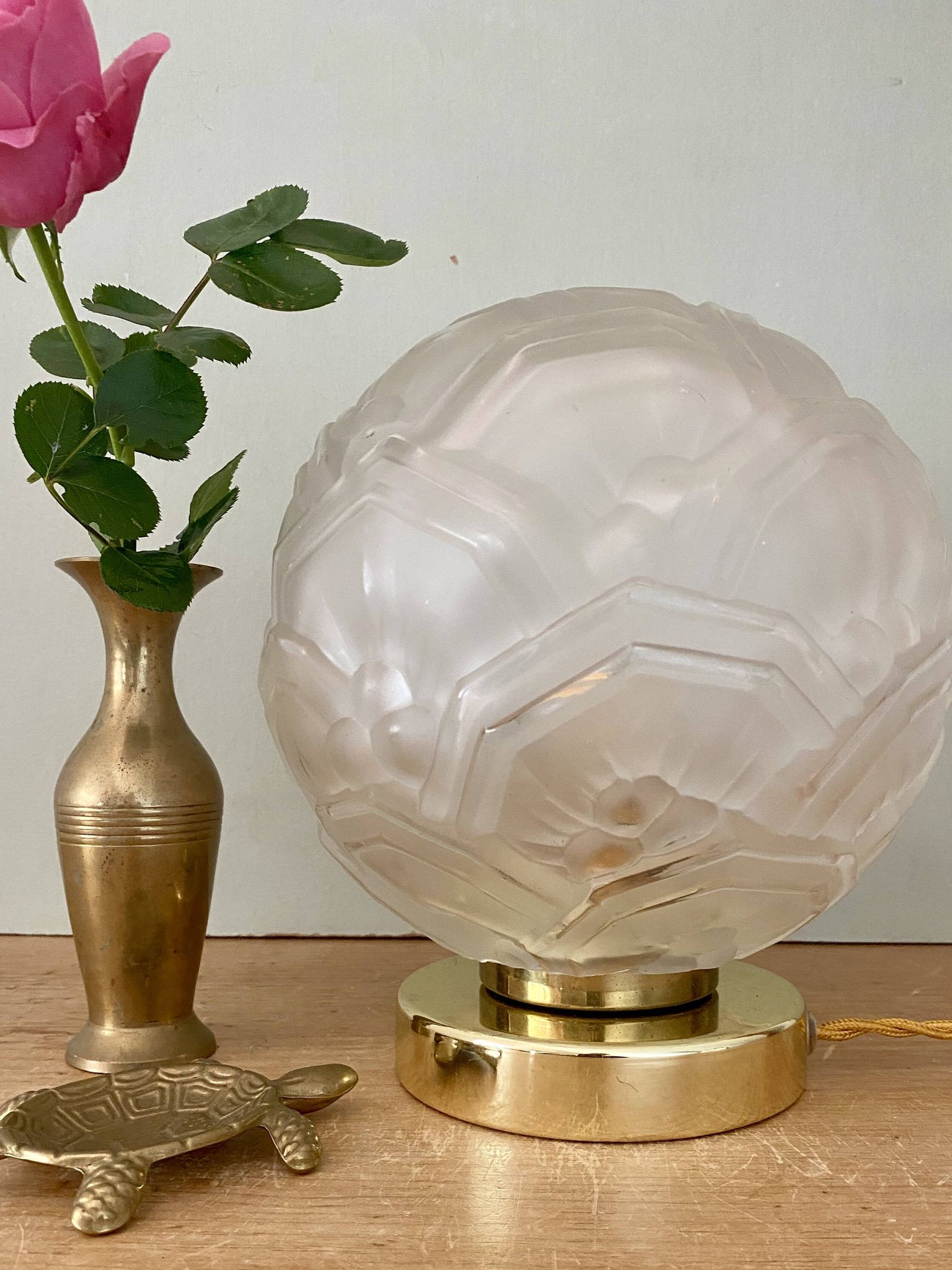 Lampe à poser globe vintage art déco en verre dépoli