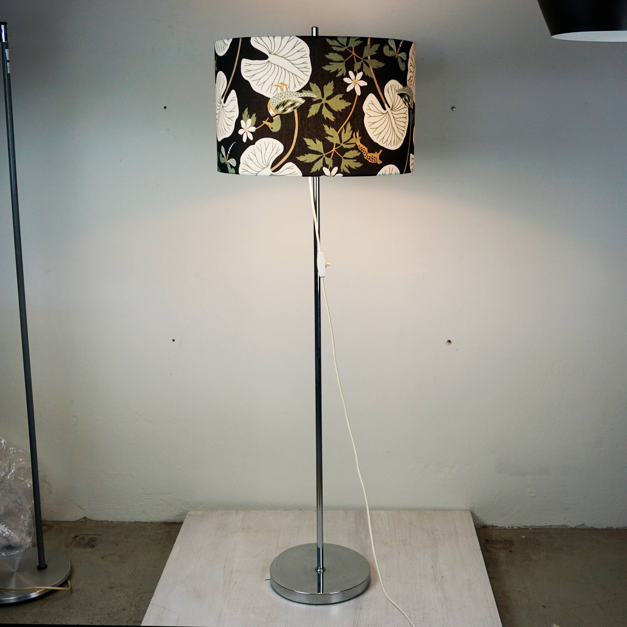 Lampadaire en chrome des années 50 avec abat-jour réglable