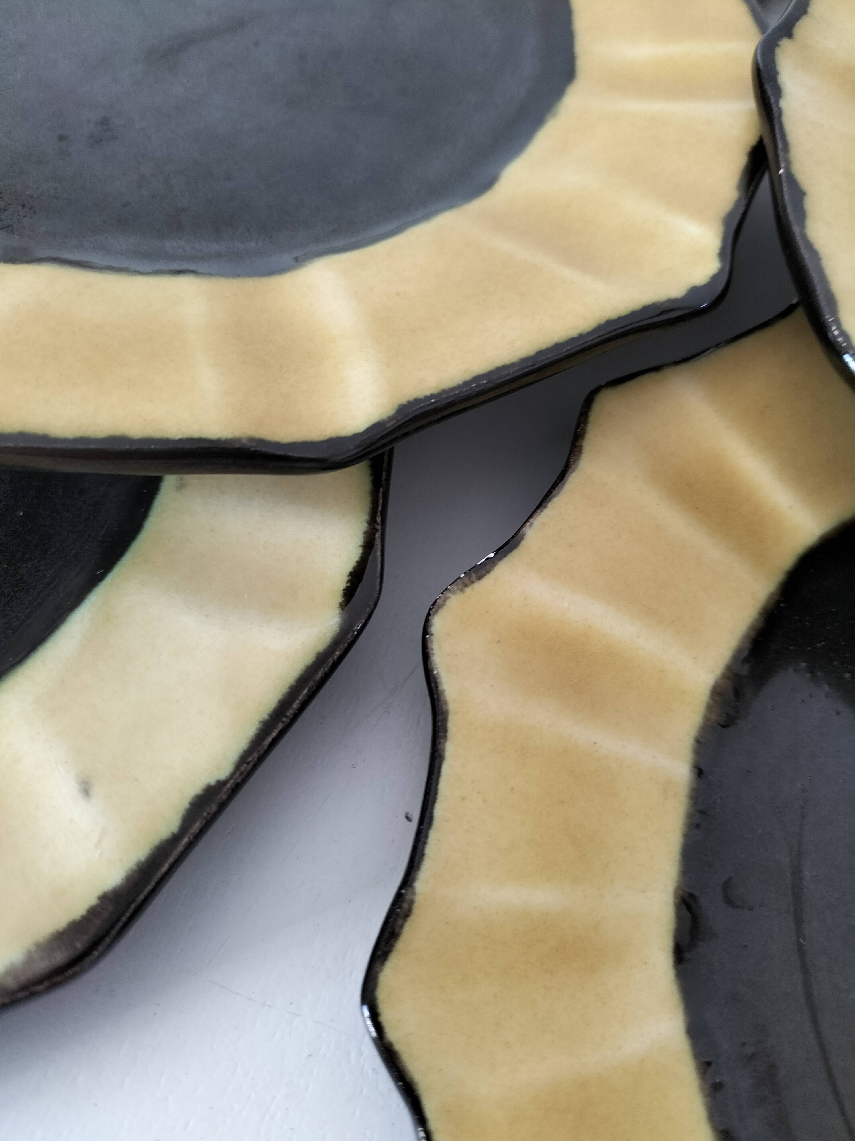 6 ceramic dessert plates shaped like a sunflower, signed CB.