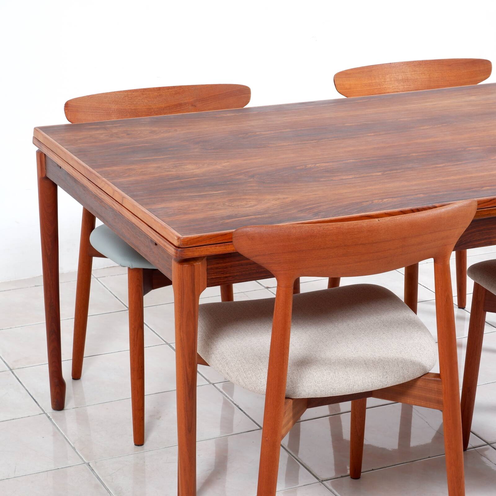 Grande table à manger extensible en palissandre brésilien par H. Sigh & Son