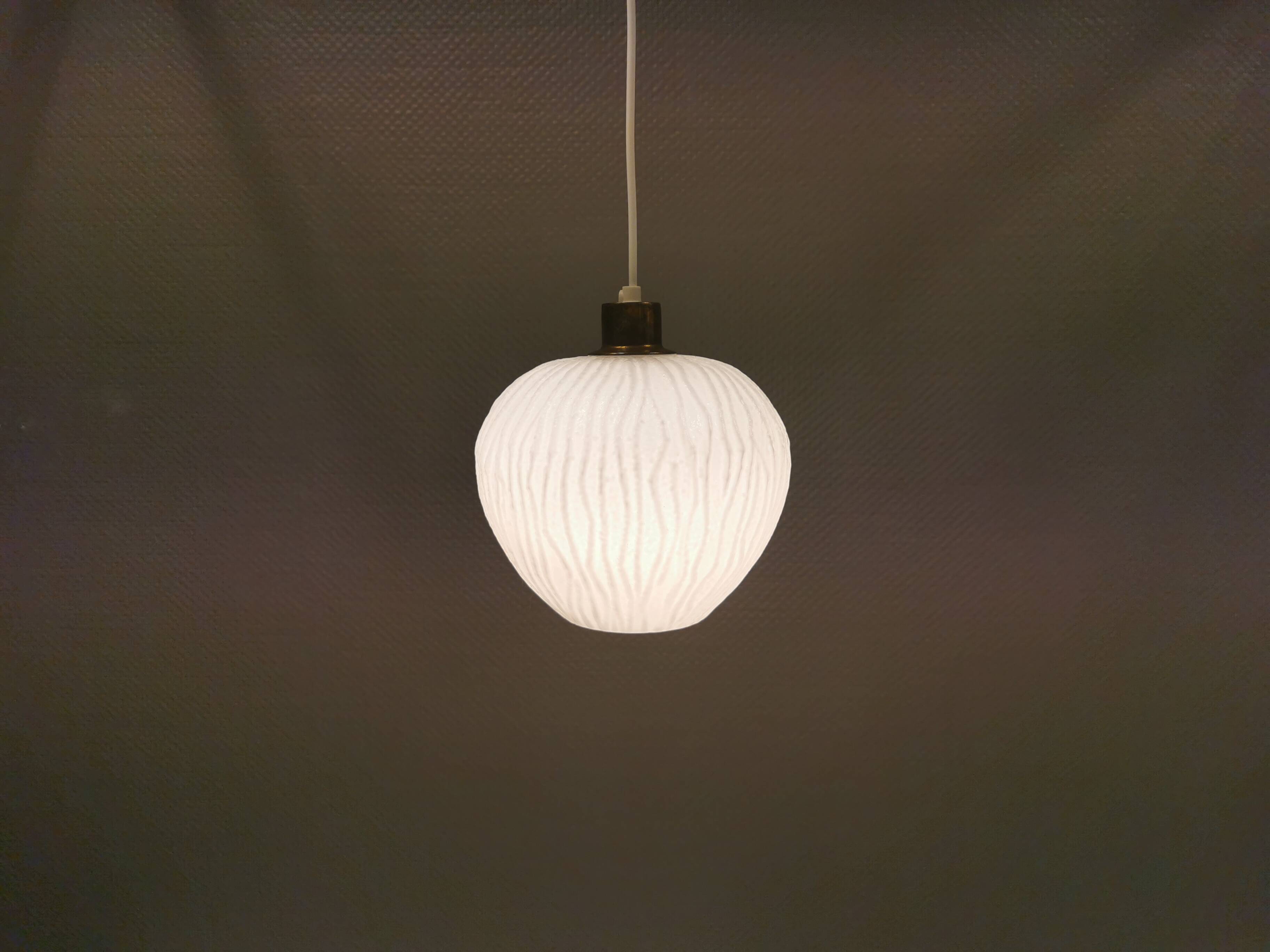 Suspension danoise en verre blanc laiteux ,années 1960.