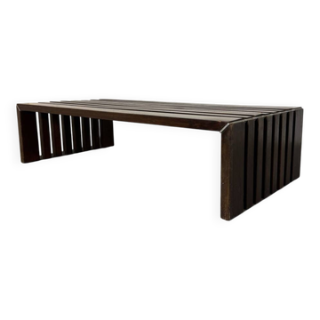 Table basse à lattes en bois et métal de style moderniste du milieu du siècle