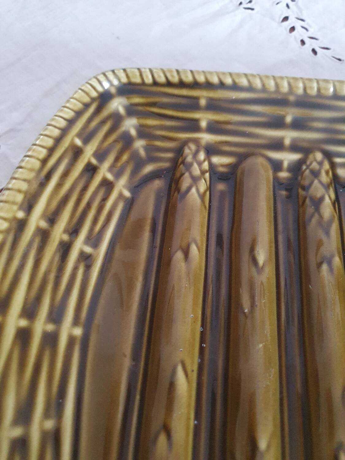 Khaki asparagus dish in vintage Sarregemines France slip