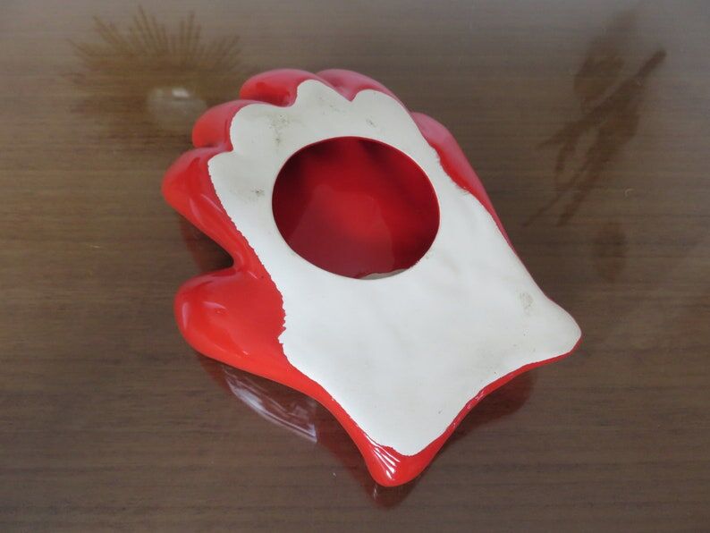 Empty hand-shaped pocket in red ceramic 80s