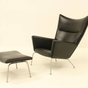 Fauteuil et repose-pieds assorti – CH445 et CH446 – par Hans Wegner