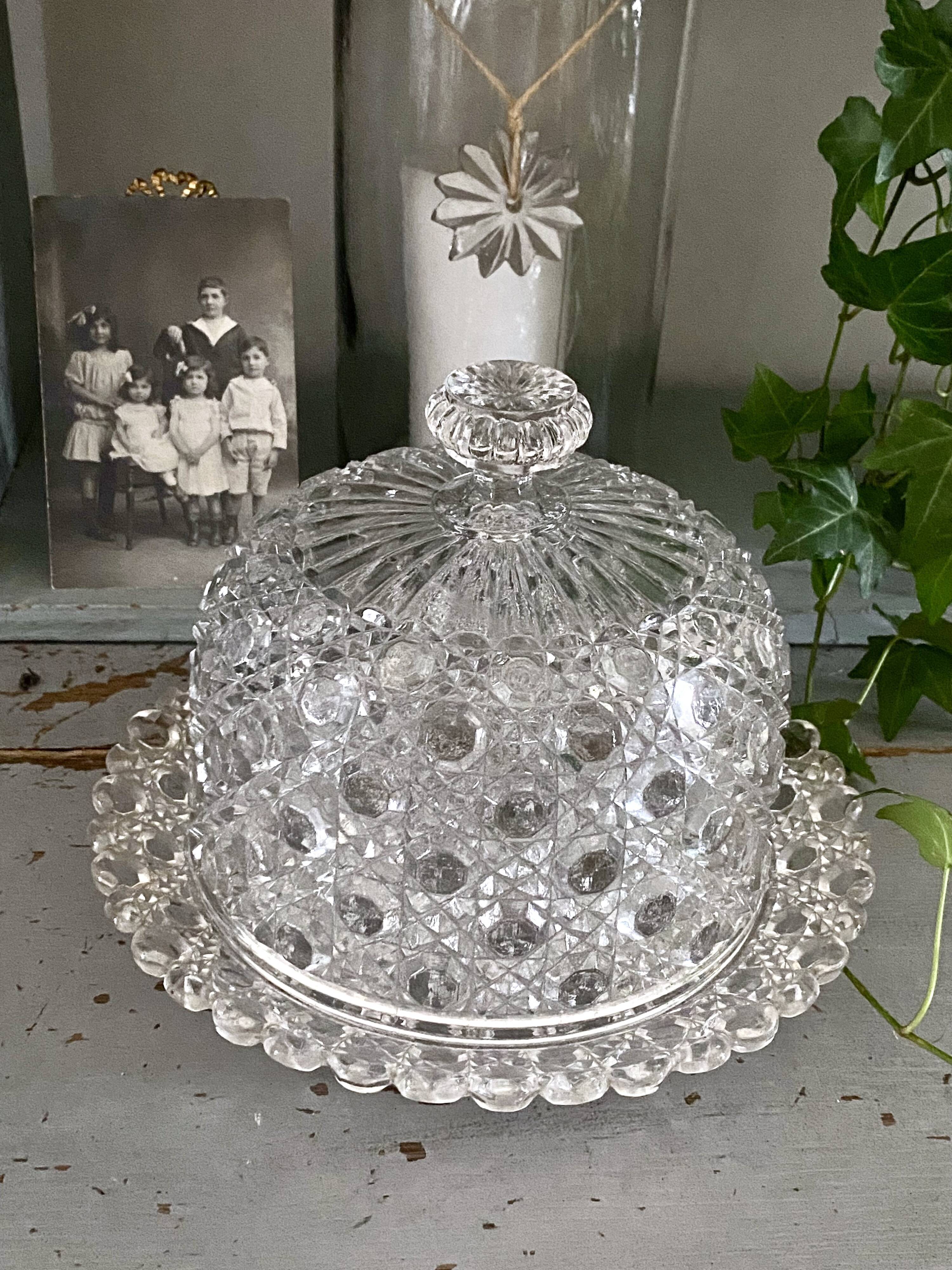 Cloche à patisserie, fromage en verre ciselé